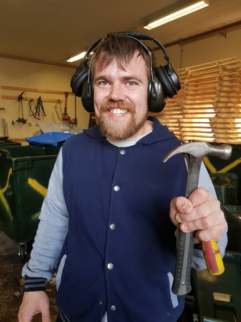 Andreas hører på Smipodden hos Smiløkka